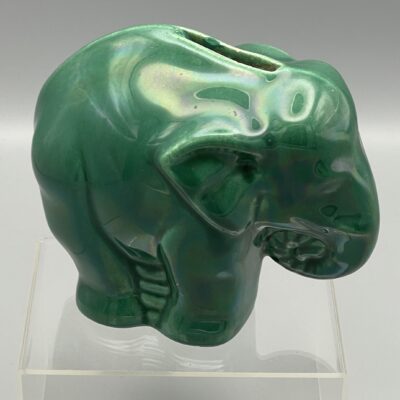Art-Deco Elefant, Spardose aus grün glasierter Keramik, hergestellt bei Orchies (Frankreich) um 1935