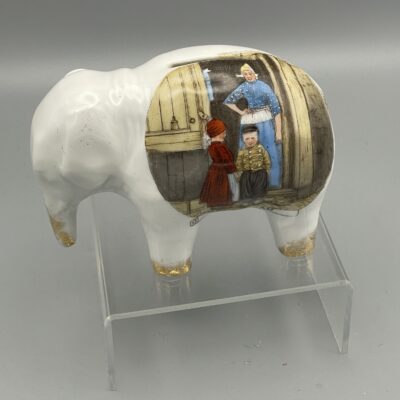 Volendam - Porzellan-Elefant mit lokaler Darstellung, Spardose, Niederland um 1900/1910