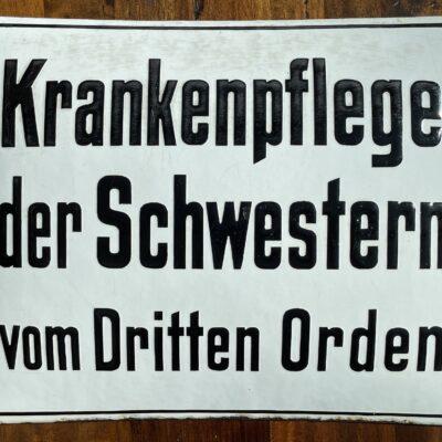 Uralt-Emailschild "Krankenpflege der Schwestern vom Dritten Orden", zuckergussartig emailliert, sehr schwer
