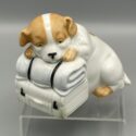 Ausgesetzter Hund mit Koffer und Decke - Figürliche, seltene Porzellan-Spardose in sehr gutem Zustand