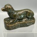 Wunderschöne, irisierend glasierte, antike Terrakotta-Figur eines liegenden Hundes, Spardose, 19. Jhdt.