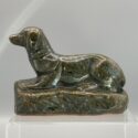 Hund, liegend - Wunderschöne, irisierend glasierte, antike Terrakotta-Figur als Spardose, 19. Jhdt.