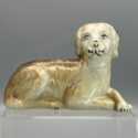 Liegender Hund (Labrador?) - Keramikfigur mit feiner Bemalung - Spardose, Frankreich um 1890