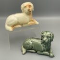 Konvolut aus zwei Keramik-Figuren, Hunde (Retriever?) darstellend. Keramik, glasiert, Frankreich um 1920