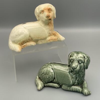Konvolut aus zwei Keramik-Figuren, Hunde (Retriever?) darstellend. Keramik, glasiert, Frankreich um 1920