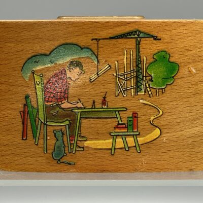 Volkshilfe Leben, Alte Spardose mit Sütterlin-Schrift, Sparbüchse aus Holz, mit Schlüssel
