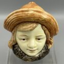 Mädchen mit Strohhut - Figur, Spardose aus glasierter Keramik, CSSR (Royal Dux) 1920er Jahre