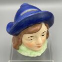 Junge Frau mit Hut, polychrome Keramik-Figur als Spardose, Tschechische Republik, 20er/30er Jahre