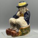 Sitzender Bretone - Seltene, antike Spardose aus Quimper (Henriot, HB) - Frankreich vor oder um 1920
