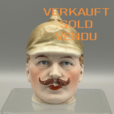 Kaiser Wilhelm II mit Pickelhaube, antike Spardose aus fein bemaltem Porzellan, um 1890/1900