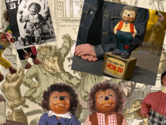 Eine Collage mit alten Mecki-Igelpuppen in verschiedenen Outfits, einem alten Schwarzweißfoto mit dem Text „HÖR ZU“ und einem Farbfoto einer ähnlichen Mecki-Puppe auf einer Schachtel, alles vor einem illustrierten Hintergrund.