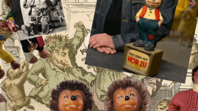 Eine Collage mit alten Mecki-Igelpuppen in verschiedenen Outfits, einem alten Schwarzweißfoto mit dem Text „HÖR ZU“ und einem Farbfoto einer ähnlichen Mecki-Puppe auf einer Schachtel, alles vor einem illustrierten Hintergrund.