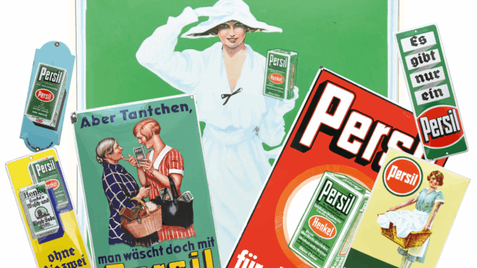 Einige von vielen existierenden Emailschildern mit Reklame für Persil. Persil schrieb nicht nur Reinigungs-, sondern auch Werbegeschichte – mit weißen Damen, fliegenden Botschaften und leuchtenden Uhren. Eine Reise durch fast 120 Jahre Markenmagie. (Collage: Sammler.Net mit Bildmaterial von Pari Auktionen, Micky Waue Auktionen und der Wormser Reklame-Auktion)