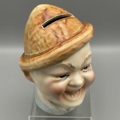 Lachender Junge mit Hut (I) - Keramik-Spardose aus Saint Clément, ca. 14,5 cm hoch - Frankreich, um 1920