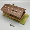 Spardose, Blechdose in Form eines Alpen-Chalets, Heinrich Wimmer Nürnberg, 1930er Jahre, mit Schlüssel.