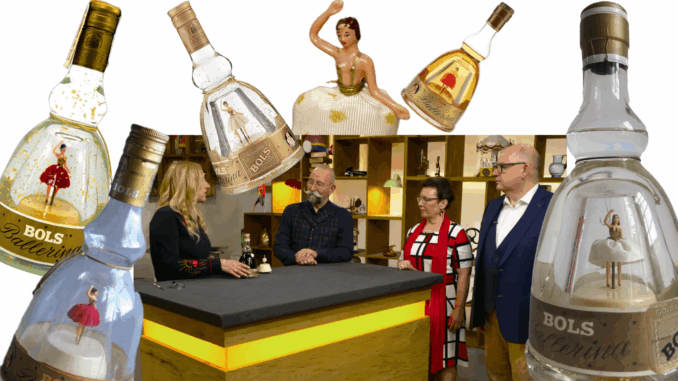 Vier Personen stehen um einen Bartresen herum und diskutieren über Bols Ballerina-Sammelflaschen, die den Schätzen von Bares für Rares ähneln. In jeder Flasche befindet sich eine kleine Ballerina-Figur. Im Hintergrund sind Regale mit verschiedenen Gegenständen zu sehen.