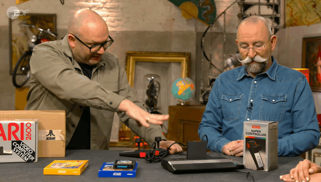 Bei "Bares für Rares" wurde am Donnerstag, den 10. Juli 2025 ein Komplettset des Atari 2600, nebst den Spielen Pac Man und Defender und einem zweiten Joystick, alles mit Original-Verpackung, versteigert. (Screenshot: ZDF)