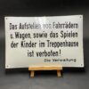 "Das Aufstellen von Fahrrädern u. Wagen, sowie das Spielen der Kinder ..." - Altes Emailschild, Zuckerguss