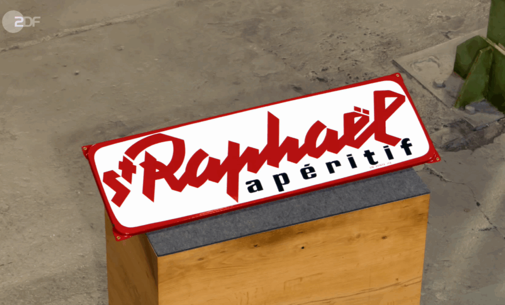 Dieses Emailschild von St. Raphaël aus den 1950er Jahren wurde am Freitag, den 8. August 2025 bei "Bares für Rares" für 400€ verkauft. (Screenshot: ZDF)