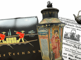 Eine Collage mit einer schwarzen Dose mit goldenen und roten Ruderern, einer alten Teekanne mit einer Frau im Kimono, einer schwarzen eisernen Teekanne und einer alten deutschen Zeitungsanzeige, die das älteste Warenzeichen Deutschlands hervorhebt.
