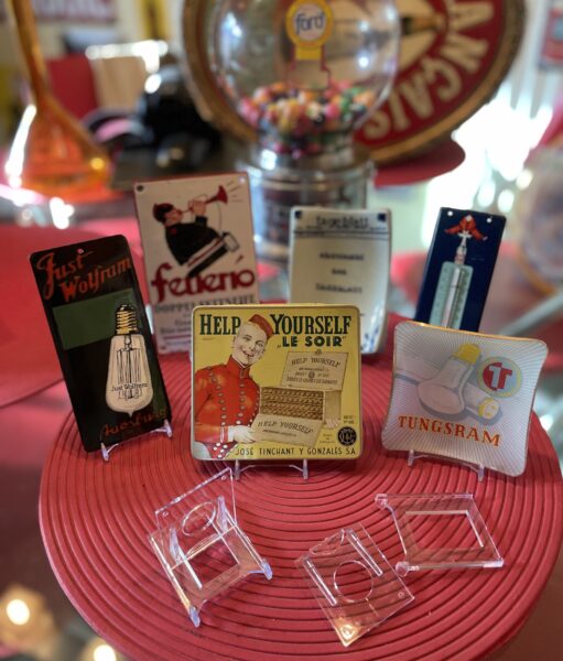 Ständer aus Acryl: Praktische Helfer für die Präsentation u.a. von Türschildern und Zigarettendosen