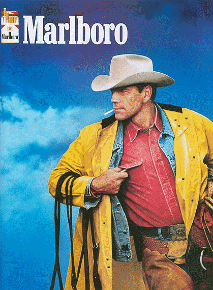 Ein Cowboy in einem gelben Regenmantel, einem roten Hemd und Jeans steht vor einem blauen Himmel und hält einen Sattel. In Anlehnung an den Marlboro-Man Ikone sind das Marlboro-Zigarettenlogo und der Schriftzug oben links zu sehen.