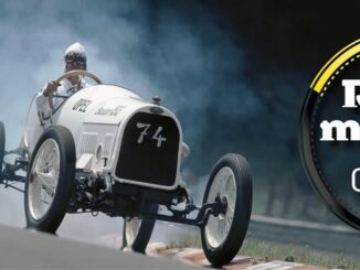 Ein weißer Oldtimer-Rennwagen mit der Nummer 74 fährt auf einer Rennstrecke. Neben dem Auto sind in französischer Sprache die Veranstaltungsdaten für "Retromoteur Ciney" in Ciney, Belgien, vom 23. bis 25. Mai 2026 angegeben.