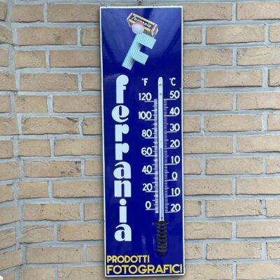 FERRANIA Prodotti Fotografici, Emailschild mit Thermometer, Entwurf von Raymond Savignac. Italien, um 1950.