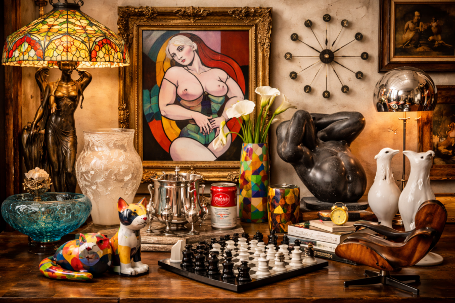 Artikel über verschiedene Kunstobjekte, Designklassiker und modernere Raritäten.