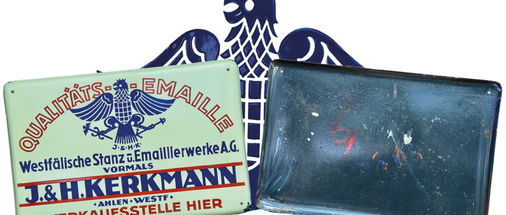 Ein schweres Emailschild aus Ahlen führt zurück in die Blütezeit der westfälischen Emailleindustrie. Die Firma J. & H. Kerkmann, später Westfälische Stanz- und Emaillierwerke A.G., stand um 1900 für Qualität, Innovation und industriellen Unternehmergeist.