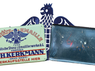 Ein schweres Emailschild aus Ahlen führt zurück in die Blütezeit der westfälischen Emailleindustrie. Die Firma J. & H. Kerkmann, später Westfälische Stanz- und Emaillierwerke A.G., stand um 1900 für Qualität, Innovation und industriellen Unternehmergeist.