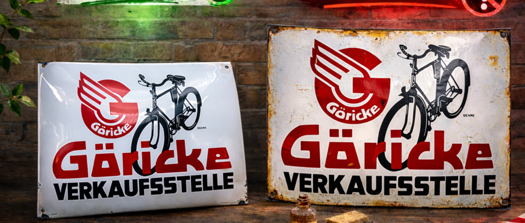 Ein gefälschtes Emailschild Göricke Verkaufsstelle (rechts) und ein Original (links). Die Schilder unterscheiden sich unter anderem durch die Größe und die Emailliertechnik.
