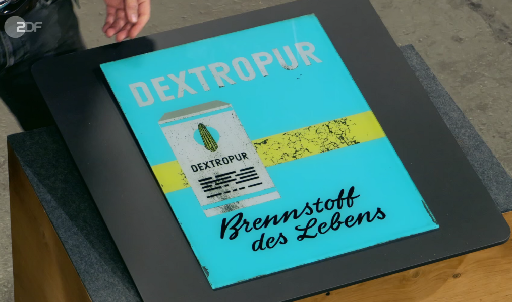Glasschild mit Reklame für Dextropur, Handarbeit aus Ulm, um 1960.
Dieses Reklameschild wurde am Donnerstag, den 26. März bei Bares für Rares verkauft. (Screenshot ZDF)