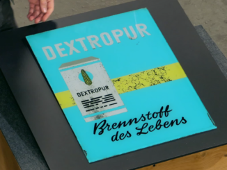 Glasschild mit Reklame für Dextropur, Handarbeit aus Ulm, um 1960. Dieses Reklameschild wurde am Donnerstag, den 26. März bei Bares für Rares verkauft. (Screenshot ZDF)