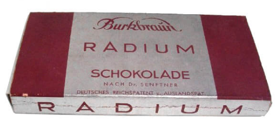 Radioaktive Schokolade aus Cottbus: In den 1920er Jahren wurde Radium vielfach als gesundheitsfördernd angesehen und in Lebensmitteln und Kosmetika verarbeitet.
(Bild: Sammler.Net Fundus)