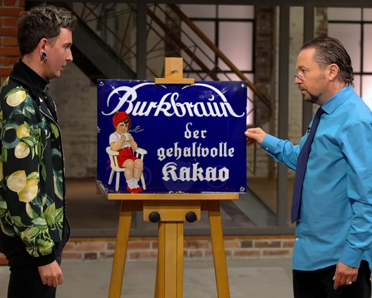 Kräftige Farben, schöner Glanz, wenige Schäden: Dieses seltene Burkbraun-Emailschild aus den 1920er Jahren tauchte bei “Bares für Rares” auf. (Screenshot: ZDF)