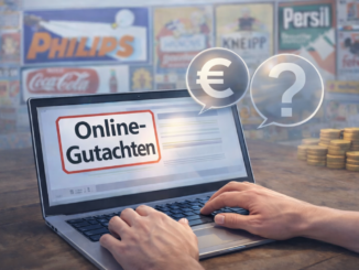 Laptop mit Online-Gutachten für Emailschilder, Hände an der Tastatur, historische Reklameschilder im Hintergrund.