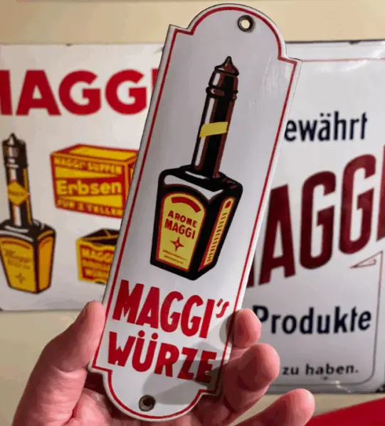 Bislang waren nebst Bouillon-Dosen nur Maggi-Türschilder für den Gebrauch in Luxemburg bekannt. Dieses Exemplar war in einem Kolonialwarenladen im Norden Luxemburgs im Einsatz, rechts Bild vom ursprünglichen Einsatzort