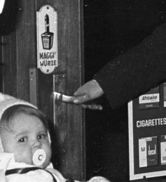 Bislang waren nebst Bouillon-Dosen nur Maggi-Türschilder für den Gebrauch in Luxemburg bekannt. Dieses Exemplar war in einem Kolonialwarenladen im Norden Luxemburgs im Einsatz, rechts Bild vom ursprünglichen Einsatzort
