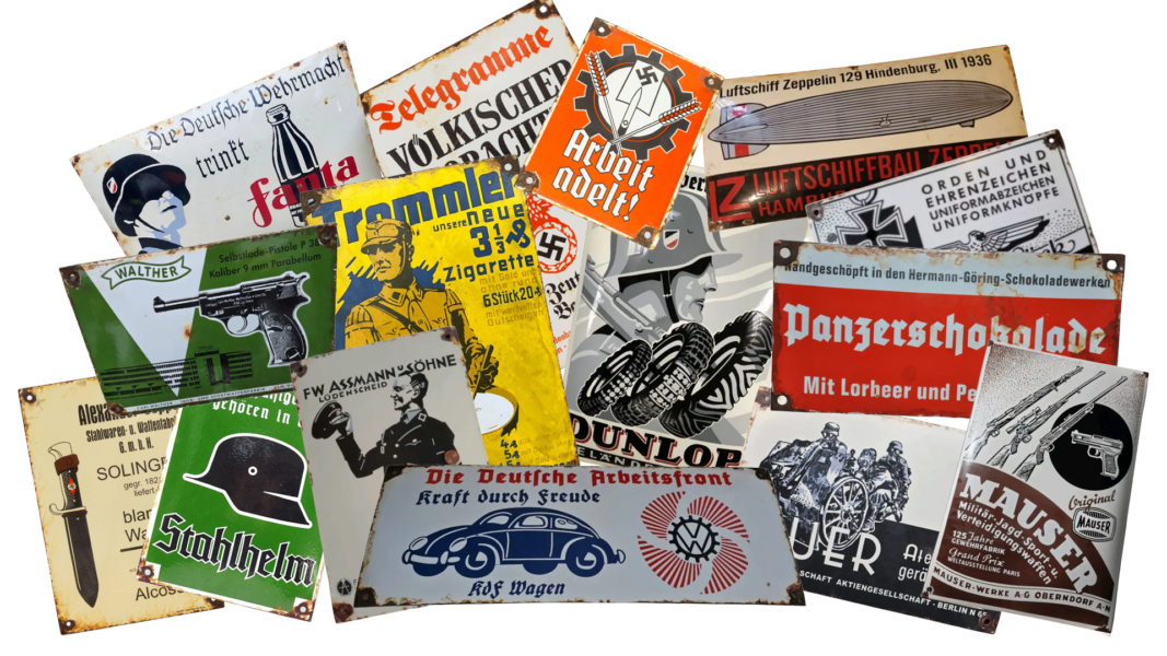 Auf den ersten Blick wirken diese Emailschilder wie spektakuläre Neuentdeckungen aus der Zeit des Nationalsozialismus. Bei genauerer Betrachtung zeigt sich jedoch: Es sind keine historischen Zeitdokumente, sondern moderne Produktionen.