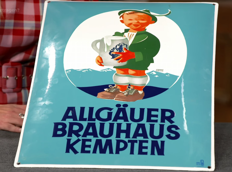 Das Schild mit dem Allgäuer Büble, das bei der Firma Boos & Hahn produziert wurde, ist 33 x 50 cm groß, gewölbt, schabloniert und umgedruckt.  