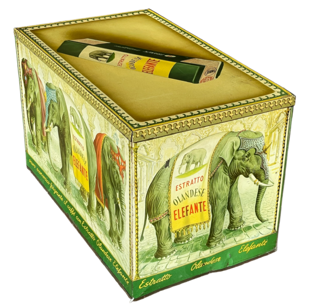 Großformatige Blechdose (Breite 49 cm) von Heinrich Franck Söhne für den italienischen Markt, 1920er Jahre: Die Aufschrift „Estratto Olandese Elefante“ und das wiederkehrende Elefantenmotiv zeigen, wie stark sich europäische Kaffeeersatzmarken damals in ihrer Bildsprache annäherten. (Bild: Fundus Sammler.Net)