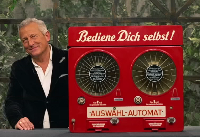 Händler Markus Wildhagen neben der gerade erworbenen Seltenheit.