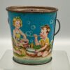 Blech-Spardose vor 1950 in Form eines Eimers, lithografierte Kinder-Szenen