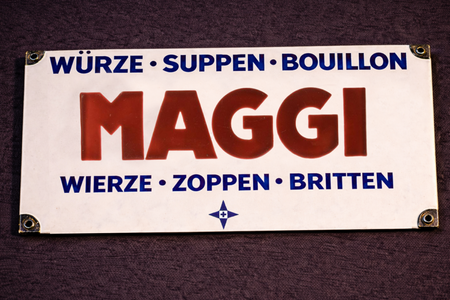 Traumzustand: Die Schilder - nur zwei Stück wurden bislang ausgepackt - zeigen kaum Altersspuren auf. 