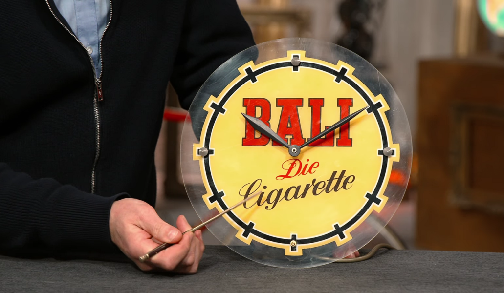 Für ihr Alter von fast 70 Jahren befindet sich die Werbeleuchtuhr der Cigaretten- und Rauchtabakfabrik Eilebrecht AG noch in einem sehr guten Zustand. (Screenshots: ZDF)