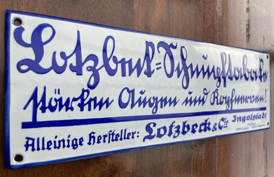 In solch feiner Erhaltung macht das einfache Schriftschild Freude