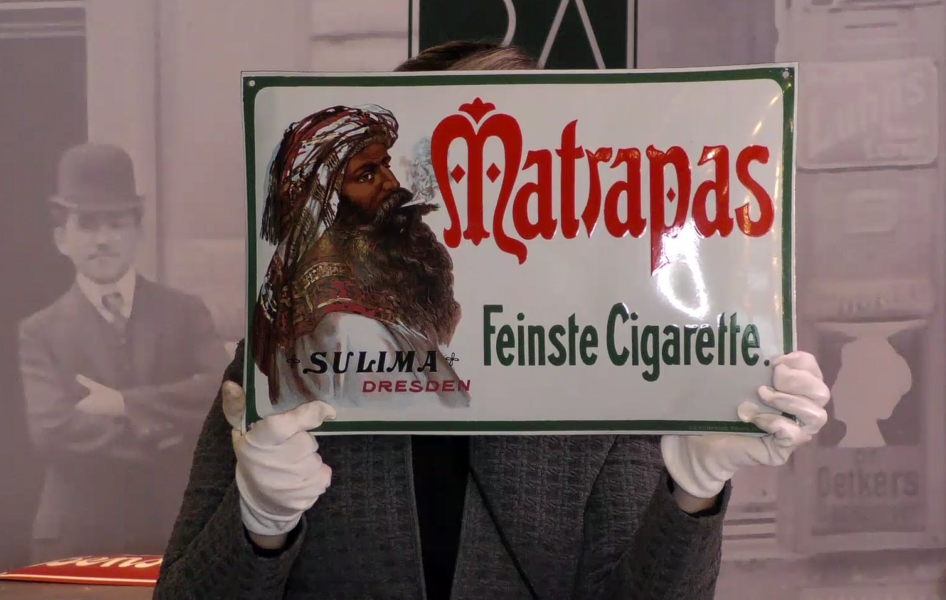 Gewölbtes Emailschild „Matrapas“, hergestellt vom Emaillierwerk Peters, Elberfeld. 