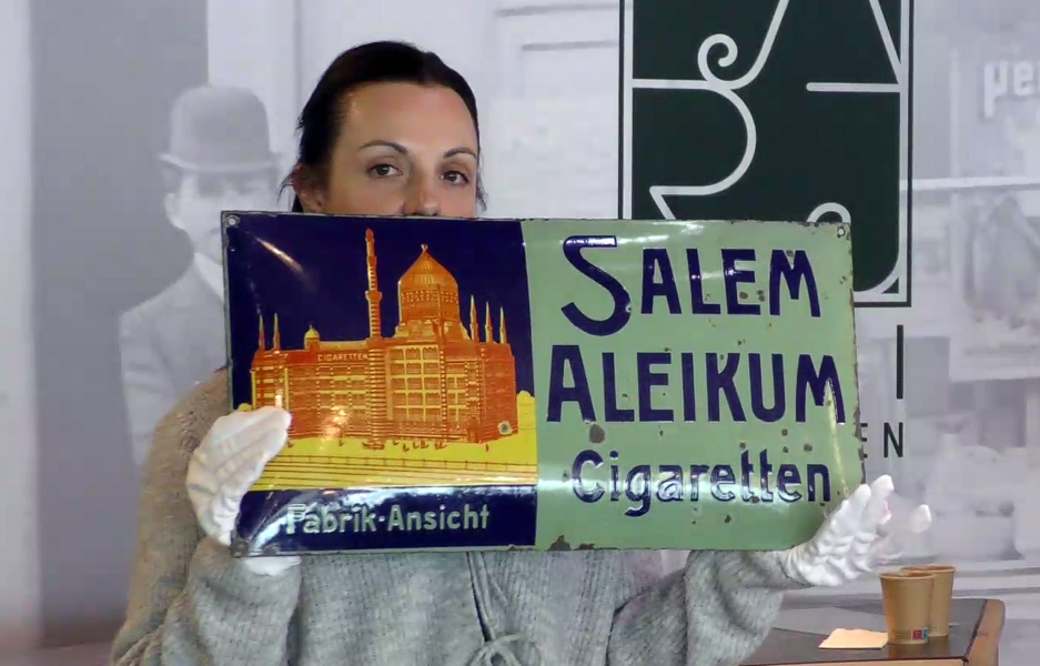 Gewölbtes Emailschild „Salem Aleikum Cigarettes“, schabloniert und lithografiert, hergestellt vom Emaillierwerk Peters, Elberfeld. 