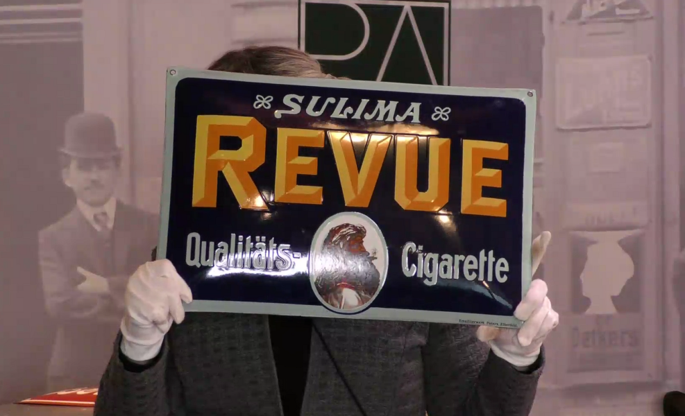 Gewölbtes Emailschild „Sulima Revue Cigarettes“, schabloniert und lithografiert, hergestellt vom Emaillierwerk Peters, Elberfeld. 